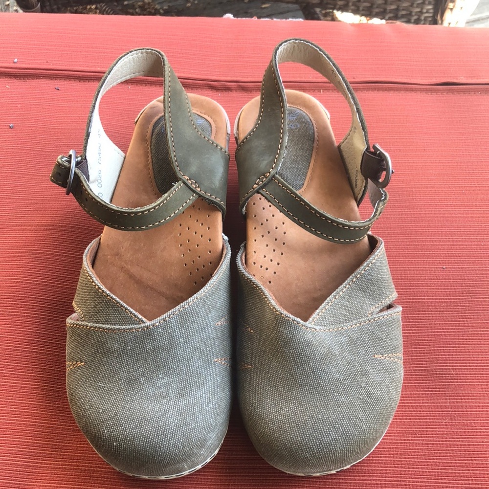 Dansko open back clogs size 40 like new!